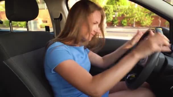 Frau in blauem Kleid ist wütend und aufgebracht, weil ihr Auto kaputt ging - Filmmaterial, Video