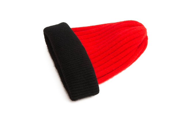 Красная вязаная шляпа изолирована
  - Фото, изображение