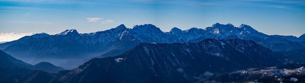 Panoramiczny widok na Alpy Kamnik-Savinja ze szczytu góry Peca, Słowenia - Zdjęcie, obraz
