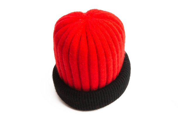 cappello rosso lavorato a maglia isolato
  - Foto, immagini