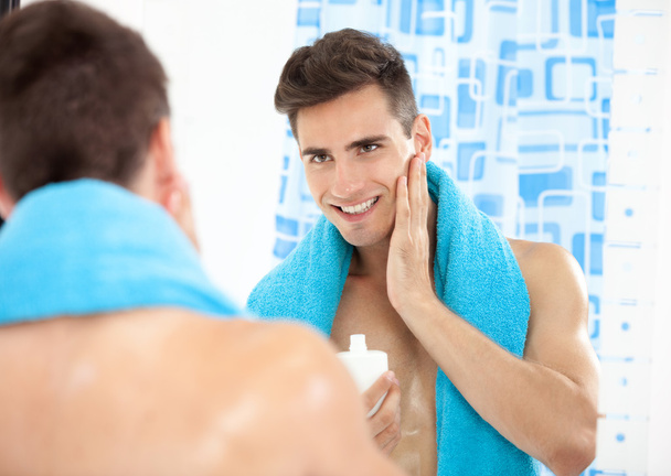 Handsome man after shave - Foto, immagini