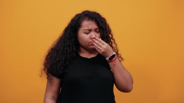 Niezadowolenie kobieta z nadwagą obejmuje nos od brzydkiego zapachu - Materiał filmowy, wideo