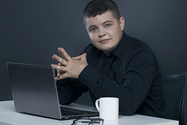 programmer at a computer desk - Foto, Imagen
