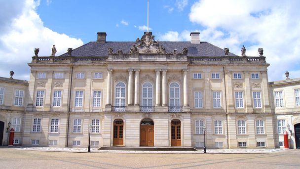 Kopenhag, Danimarka - 6 Haziran 2015: Amalienborg, Frederiksstaden bölgesindeki kraliyet sarayı - Fotoğraf, Görsel