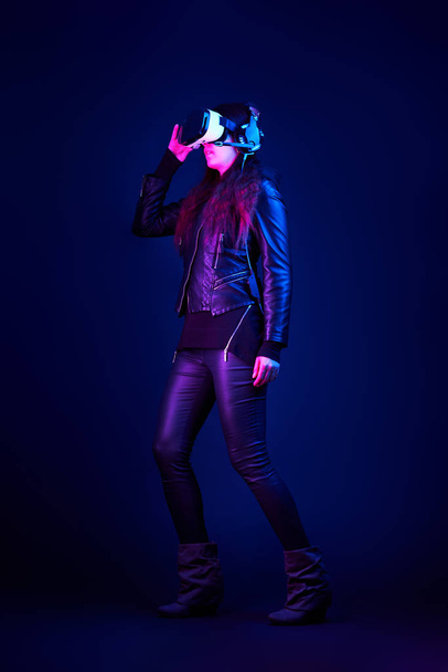 Mujer con auriculares de realidad virtual
. - Foto, Imagen