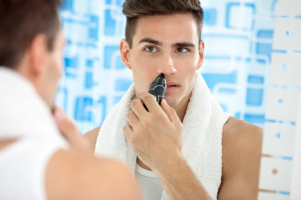 mężczyzna usuwania włosów z nosa - Zdjęcie, obraz