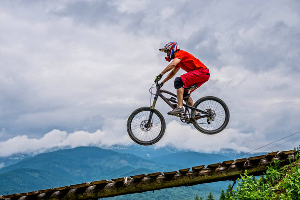Atleta profesional salto de altura en una bicicleta de montaña
. - Foto, Imagen