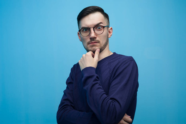 Portrait of an outraged young man in glasses - Foto, afbeelding