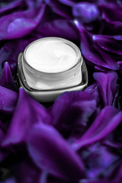 Crema viso idratante di lusso per la pelle del viso su fiore viola b
 - Foto, immagini