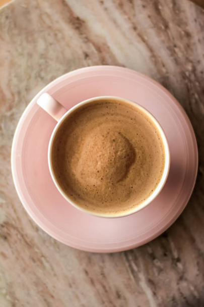 大理石の石のフラットレイアウト上のミルクと朝のコーヒーカップ,ホットドリンク - 写真・画像