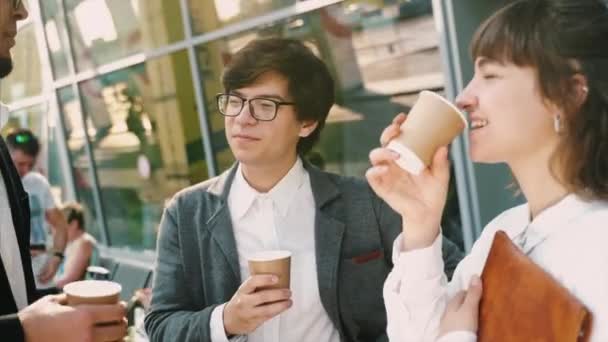 Business team due uomini e donne bevono caffè insieme fuori
. - Filmati, video