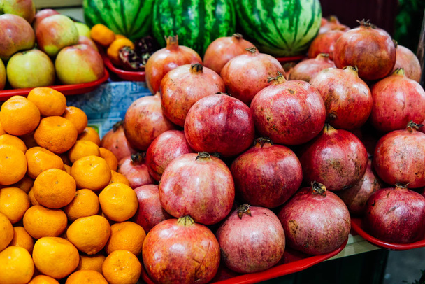 groenten en fruit appels sinaasappels tomaten mandarijnen-meloenen - Foto, afbeelding