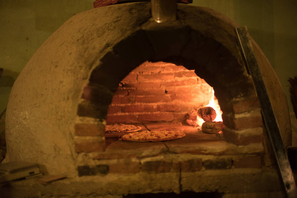 traditionele stenen oven, Kreeft pizza is het eiland specialiteit, Kreeft is het belangrijkste product van de visserij en het belangrijkste ingrediënt van veel van de gerechten van het eiland - Foto, afbeelding