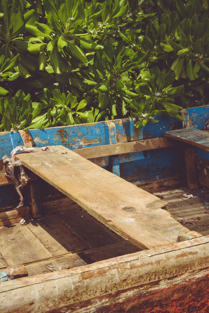 vecchia barca di legno abbandonato sulla riva uno sfondo
  - Foto, immagini