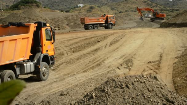 Camiones y excavadoras que trabajan en obras públicas
 - Metraje, vídeo
