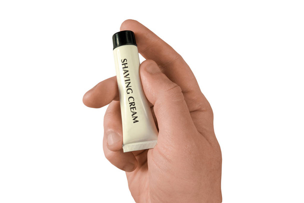 La mano del hombre sostiene el tubo de crema de afeitar. Mock-up en blanco aislado bac
 - Foto, imagen