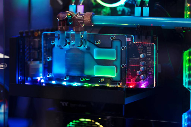 Nahaufnahme von Computer-RGB-Gaming, beleuchtet durch farbige LED - Foto, Bild