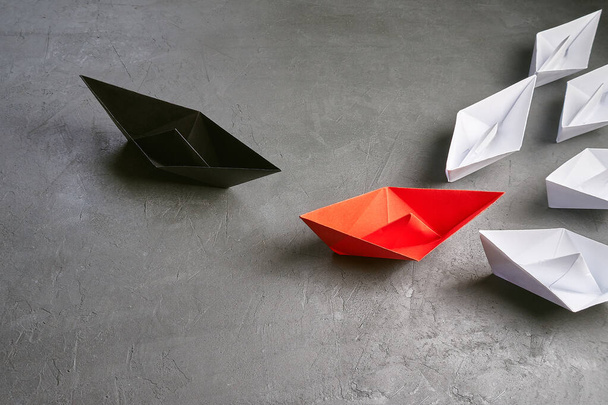 Business leadership Concept, the key opinion Leader, the concept of influence.Opportunities Business Concept-Paper Boat key opinion Leader, influence concept. One black paper boat as a Leader, leading - Fotoğraf, Görsel