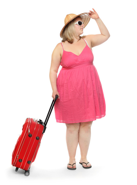 Hauska ylipainoinen nainen rannalla vaatteet menossa lomille
. - Valokuva, kuva