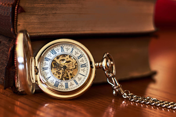 Антикварний кишеньковий годинник з ланцюгом
 - Фото, зображення