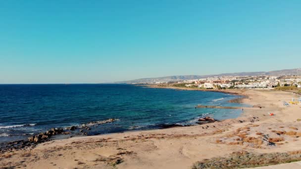 Luchtfoto van Lighthouse Beach, Paphos, Cyprus. Park Kato Paphos.  - Video