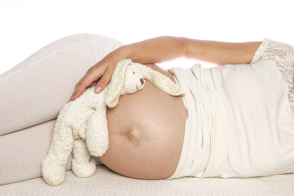 白い背景の上の妊娠中の女性 - 写真・画像