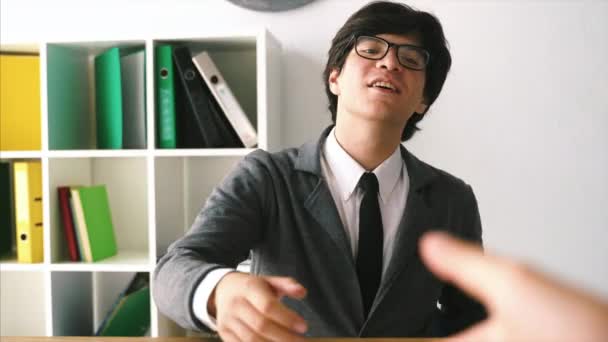 Satisfecho hombre de negocios dando la mano sobre el escritorio después de negociaciones exitosas
 - Imágenes, Vídeo