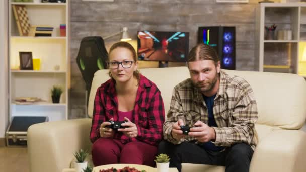 Ενθουσιασμένο ζευγάρι δίνει κόλλα πέντε, ενώ παίζει online βιντεοπαιχνίδια - Πλάνα, βίντεο