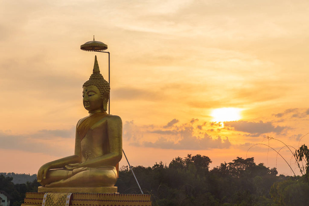 Coucher de soleil en Thaïlande, Bouddha dans le temple bouddhiste. grand Bouddha doré
 - Photo, image