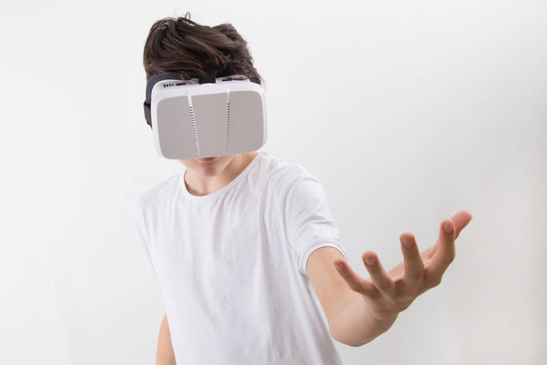 portrait de jeune homme avec lunettes de réalité virtuelle isolé sur blanc
 - Photo, image