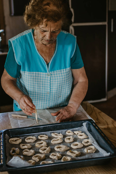 Frau in der Küche bereitet Süßigkeiten oder Desserts zu - Foto, Bild