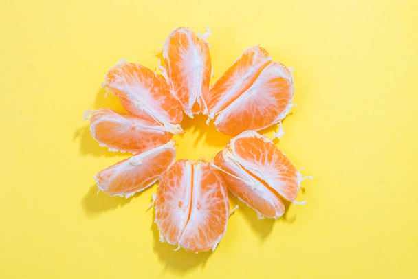 naranja o mandarina sin piel aislada
 - Foto, imagen