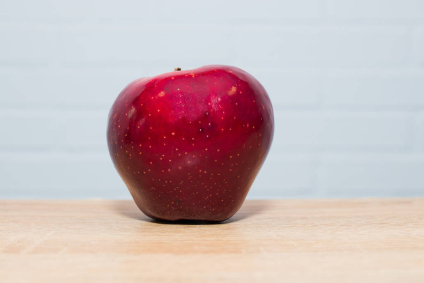 Tahtadaki doğal kırmızı elma - Fotoğraf, Görsel