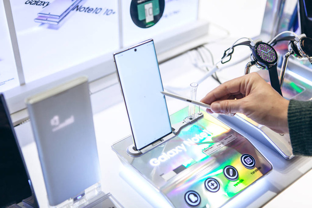 Turkey, Istanbul, December 20, 2019: Sale of the new modern Samsung Galaxy Note 10 plus and other Samsung gadgets in the official store - Valokuva, kuva