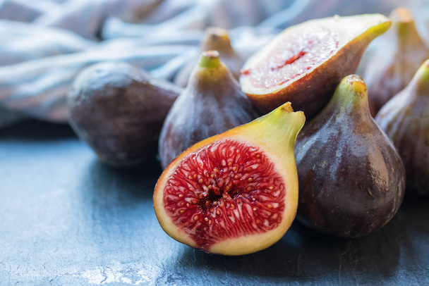 fresh figs with natural light - Foto, afbeelding