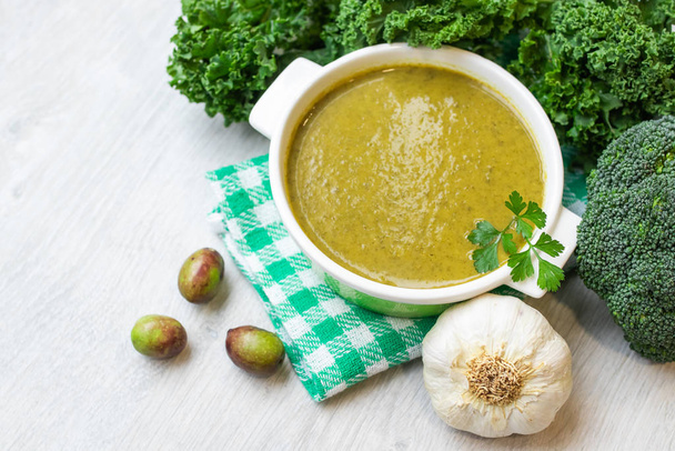 чистий або зелений овочевий суп
 - Фото, зображення