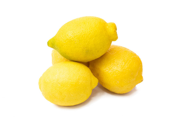 φυσικά λεμόνια σε λευκό φόντο, φρούτα - Φωτογραφία, εικόνα