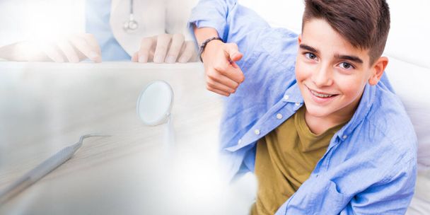 młody nastolatek lub dziecko z ortodoncją - Zdjęcie, obraz