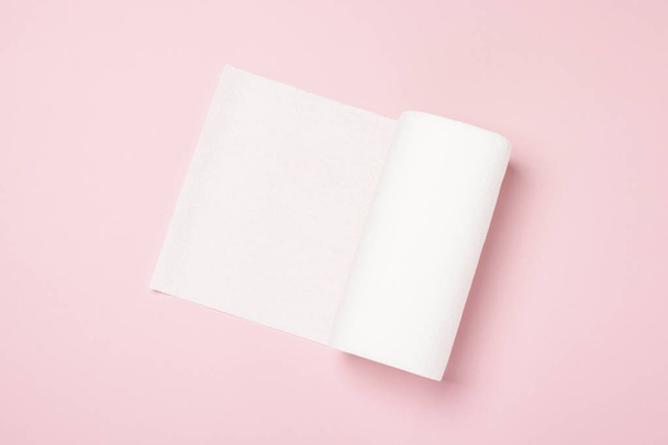 Roll of paper towels on a pink background. Concept is 100 natural product, delicate and soft. Flat lay, top view. Banner - Foto, Bild