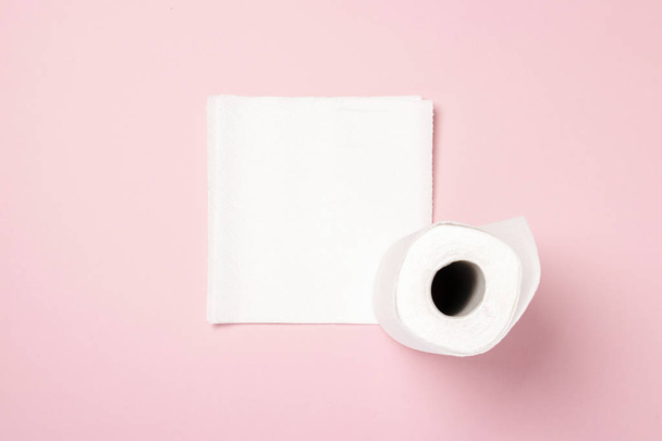 Role papírových ručníků na růžovém pozadí. Koncept je 100 přírodní produkt, jemný a měkký. Plocha, výhled shora. Nápis - Fotografie, Obrázek