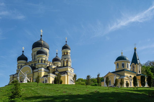 Moldova Cumhuriyeti 'ndeki Hancu Manastırı' nın güzel manzarası - Fotoğraf, Görsel