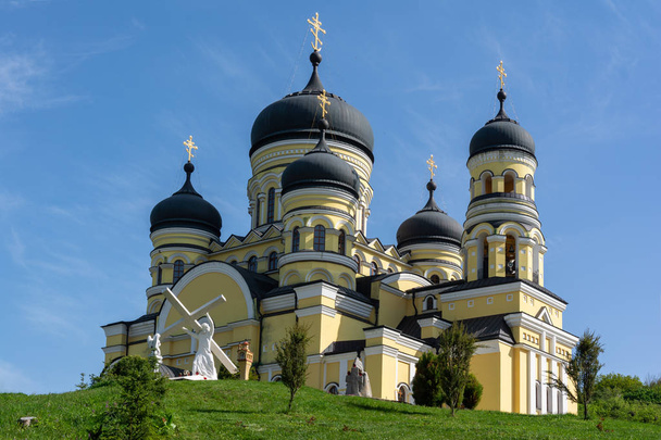 Église orthodoxe chrétienne des saints Pierre et Paul au monastère de Hancu, Moldavie
 - Photo, image
