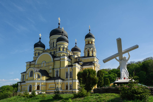 Iglesia de los Santos Pedro y Pablo en el Monasterio de Hincu, Moldavia. Escultura de Jesucristo en primer plano
 - Foto, imagen