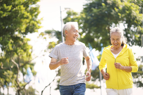 Senior asiatisches Paar läuft in Park - Foto, Bild