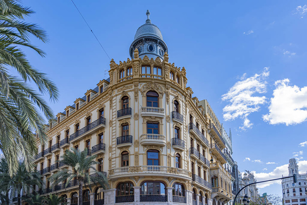 Ornate buildings along Placa Del Ajuntament, Valencia, Spanje - Foto, afbeelding