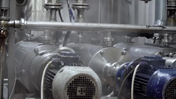 Промышленный процесс Оборудование на пищевой фабрике в процессе
 - Кадры, видео