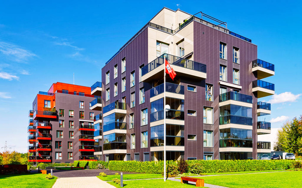 Complexo arquitetônico moderno de edifícios residenciais e reflexo de bandeira
 - Foto, Imagem