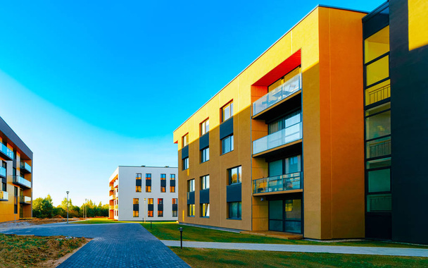 Residencial Viviendas de apartamentos fachada arquitectura e instalaciones al aire libre reflejo
 - Foto, Imagen