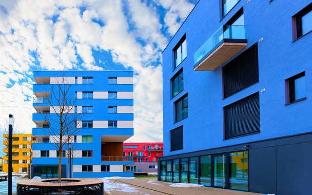 Apartamento residencial moderno azul e edifício plano exterior do reflexo de Salzburgo
 - Foto, Imagem