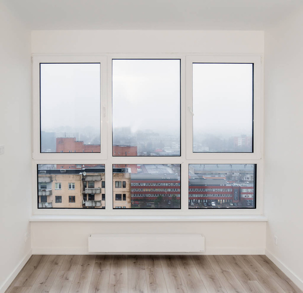Apartman ablak egy többlakásos ház fehér szobában - Fotó, kép